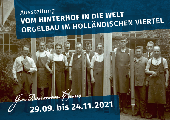Plakat zur Ankündigung der Ausstellung mit Bild der Belegschaft der Orgelbaufirma